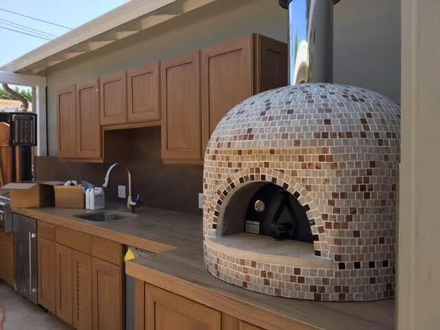 Covered kitchen with built-in tile pizza oven